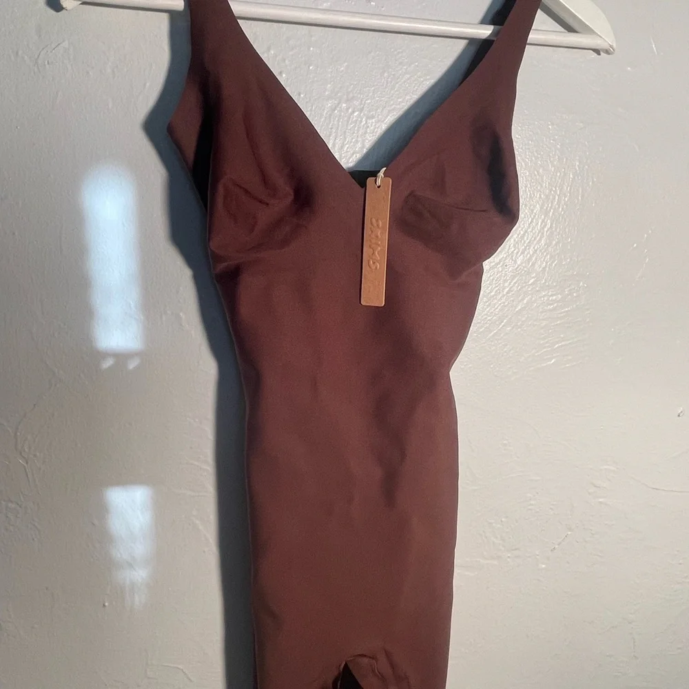 SKIMS Brown V-Neck Seamless Shapewear Bodysuit - Picture 3 of 6